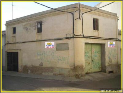 CASA-COCHERA  DE ESQUINA EN VENTA