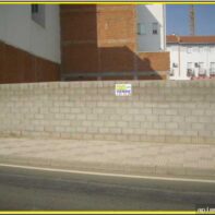 SOLAR VENTA CON BASTANTE FACHADA