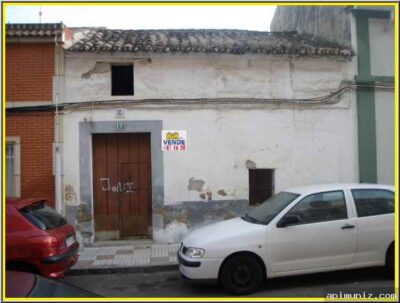CASA-SOLAR BIEN SITUADA