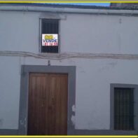 CASA CON FACHADA A DOS CALLES