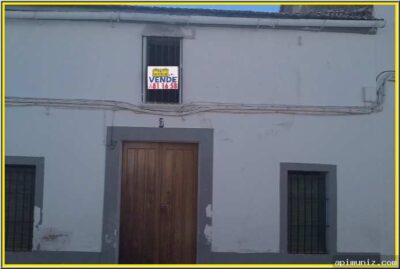 CASA CON FACHADA A DOS CALLES