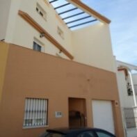 VIVIENDA UNIFAMILIAR FRENTE AL PARQUE