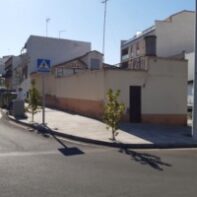 CASA CON FACHADA A 3 CALLES
