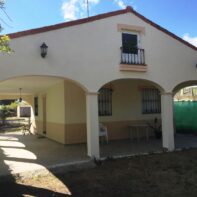 CHALET CON FACHADA A 2 PISTAS