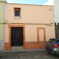 CASA CON FACHADA A DOS CALLES