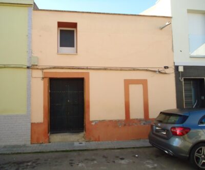 CASA CON FACHADA A DOS CALLES