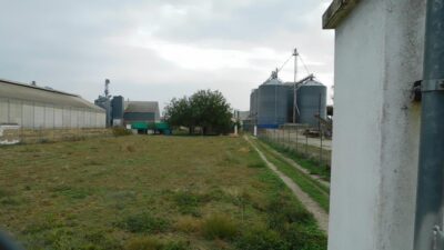 SE VENDE CHALET EN SUELO INDUSTRIAL