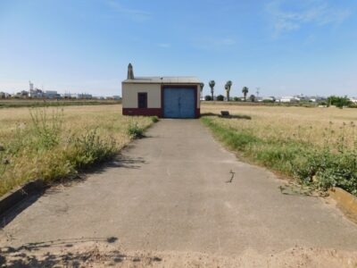 FINCA RUSTICA CON NAVE AL LADO DE LA POBLACION