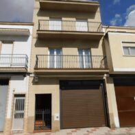 EDIFICIO CON COCHERA Y 2 PISOS EN VENTA