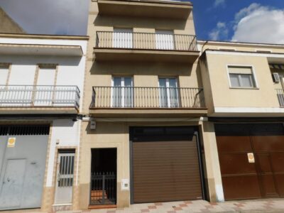 EDIFICIO CON COCHERA Y 2 PISOS EN VENTA