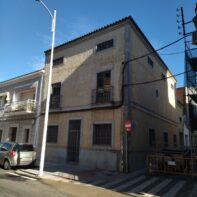 CASA HABITABLE EN EL CENTRO DE ESQUINA