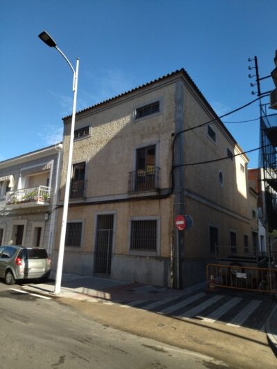 CASA HABITABLE EN EL CENTRO DE ESQUINA