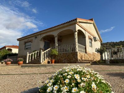 CHALET ENTRE LA HABA Y MAGACELA