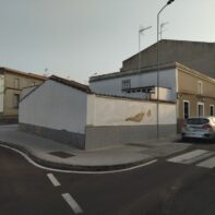 CASA CON FACHADA A 3 CALLES