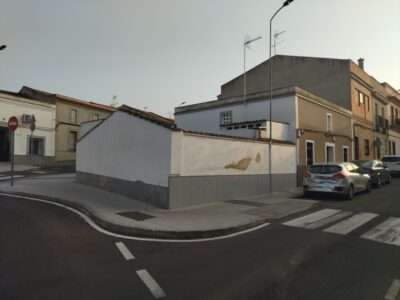 CASA CON FACHADA A 3 CALLES