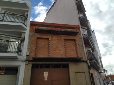 EDIFICIO DE TRES PLANTAS EN VENTA