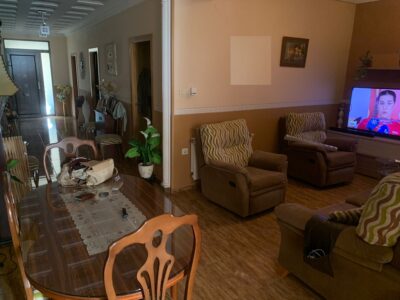 CASA CON PISO ARRIBA CERCANA AL CENTRO
