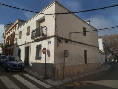 CASA DE ESQUINA EN EL CENTRO