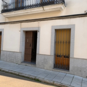 PLANTA BAJA BIEN CONSERVADA Y CON GRAN PATIO