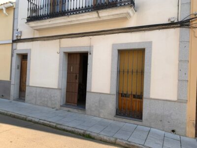 PLANTA BAJA BIEN CONSERVADA Y CON GRAN PATIO