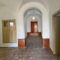 CASA CON BASTANTES METROS BIEN SITUADA