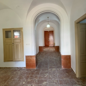 CASA CON BASTANTES METROS BIEN SITUADA