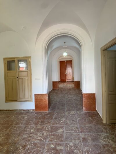 CASA CON BASTANTES METROS BIEN SITUADA